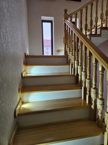 Un escalier avec des lumières LED sur les escaliers dans l'établissement BONUSHKA 5*, à Samarcande