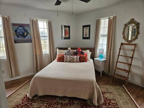- une chambre avec un lit avec deux animaux rembourrés dans l'établissement 1609 Esteban St New Orleans/Arabi, à Arabi