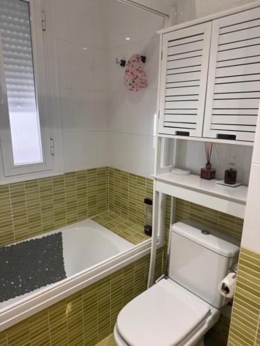 y baño con bañera y aseo. en El escondite Verona, en Tomelloso