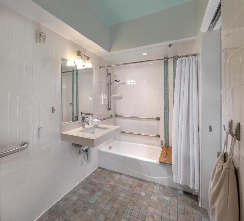 y baño con bañera, lavamanos y ducha. en Riviera Beach House, en Santa Bárbara