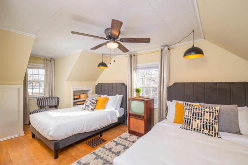 um quarto com 2 camas e uma ventoinha de tecto em Eᴅɢᴇᴡᴀᴛᴇʀ Oᴀsɪs - Sleeps 8 em Menasha