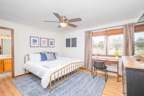 een slaapkamer met een bed, een plafondventilator en een bureau bij Relax on Ridgeview- 3 bedroom in Appleton