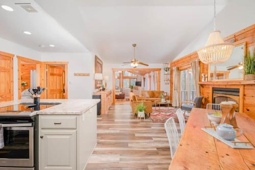 een keuken en een woonkamer met een houten vloer bij Getaway Lane Luxury Retreat in Crivitz