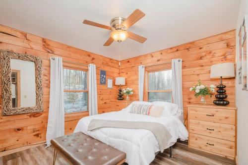 een slaapkamer met een bed en een plafondventilator bij Getaway Lane Luxury Retreat in Crivitz