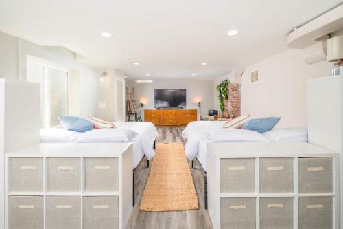 uma sala de estar com três camas e uma televisão em Aʟɪᴄɪᴀ Sᴛʀᴇᴇᴛ Aғғʟᴜᴇɴᴄᴇ - Luxury Home em Appleton