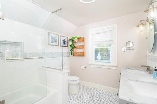 La salle de bains blanche est pourvue de toilettes et d'un lavabo. dans l'établissement Aʟɪᴄɪᴀ Sᴛʀᴇᴇᴛ Aғғʟᴜᴇɴᴄᴇ - Luxury Home, à Appleton