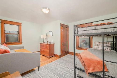 - une chambre avec 2 lits superposés et une commode dans l'établissement Character Home on Harney - 3 bedroom 2 bath, à Oshkosh