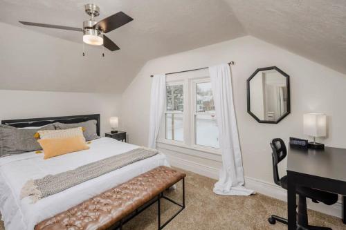 een slaapkamer met een bed, een bureau en een raam bij Home Away from Home off College Avenue in Appleton