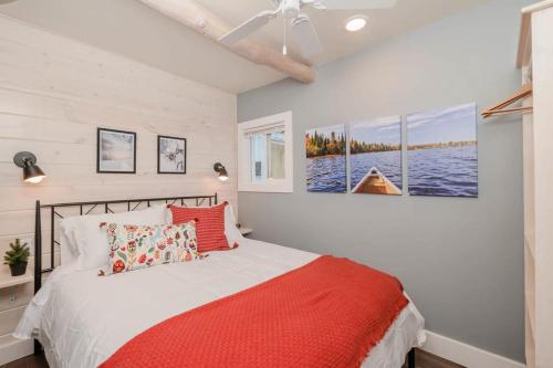Säng eller sängar i ett rum på Cozy Cabin w Fireplace and Sauna