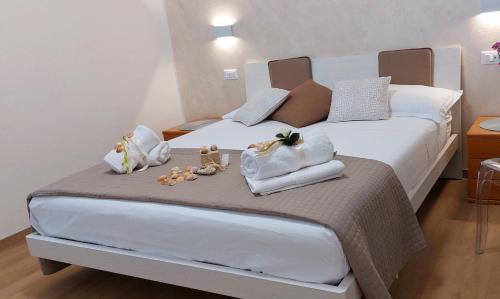 a bedroom with two beds with towels and stuffed animals at MariGarda Apartments in Assenza di Brenzone