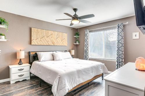 Schlafzimmer mit einem Bett und einem Deckenventilator in der Unterkunft Sparks Home with Home Gym - Close to Casinos! in Sparks