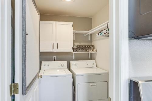 eine kleine Waschküche mit Waschmaschine und Trockner in der Unterkunft Sparks Home with Home Gym - Close to Casinos! in Sparks