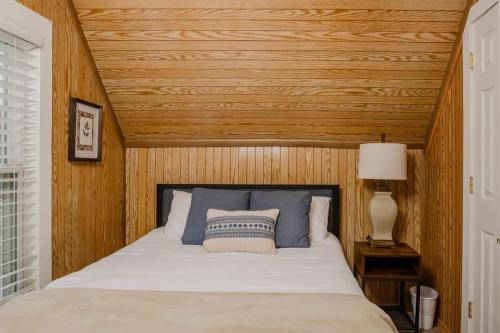una camera con letto e soffitto in legno di Lilac ad Appleton