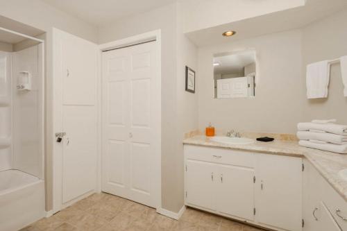 La salle de bains blanche est pourvue d'un lavabo et d'une douche. dans l'établissement Lilac, à Appleton