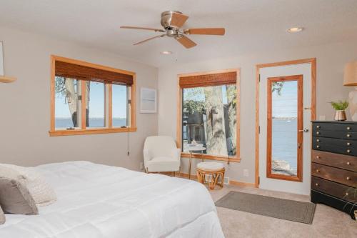 um quarto com uma cama e uma ventoinha de tecto em Stay at Sunset Shoreline Lakehouse em Oshkosh