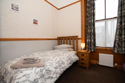 Letto o letti in una camera di Alder Lodge Guest House