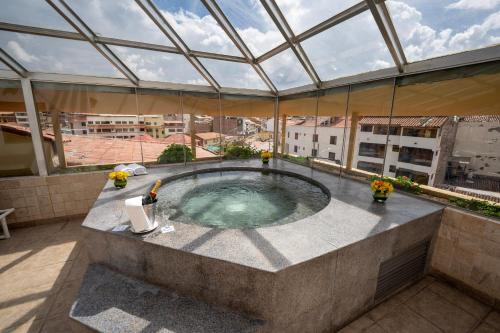 bañera de hidromasaje en la azotea de un edificio en Hotel Jose Antonio Cusco, en Cusco