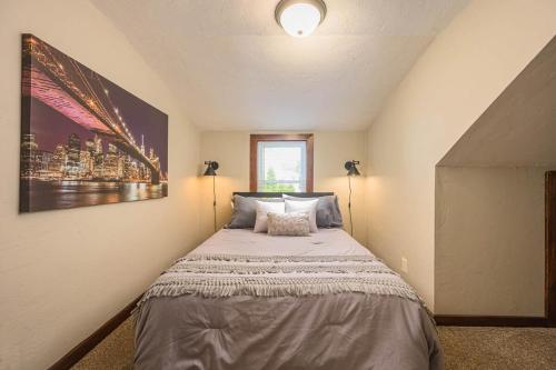 una camera con un letto e una foto appesa al muro di 5 Star Suite Spot - Sleeps 7 3Br 2 Bath Full Remodel ad Appleton