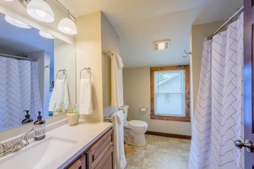 Koupelna v ubytování 5 Star Suite Spot - Sleeps 7 3Br 2 Bath Full Remodel