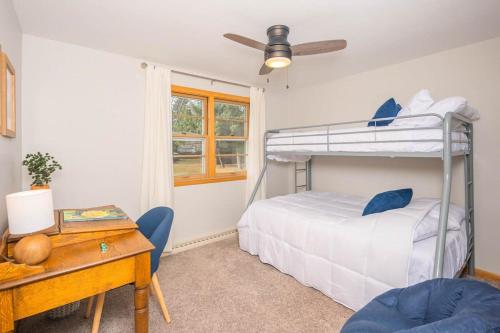 - une chambre avec 2 lits superposés et un bureau dans l'établissement - 3 bedroom 2 bath, à Appleton