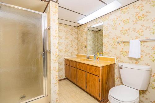 La salle de bains est pourvue d'une douche, de toilettes et d'un lavabo. dans l'établissement - 3 bedroom 2 bath, à Appleton