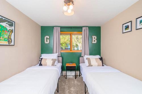 A bed or beds in a room at 10 houses from Lambeau Field-Walk to the game