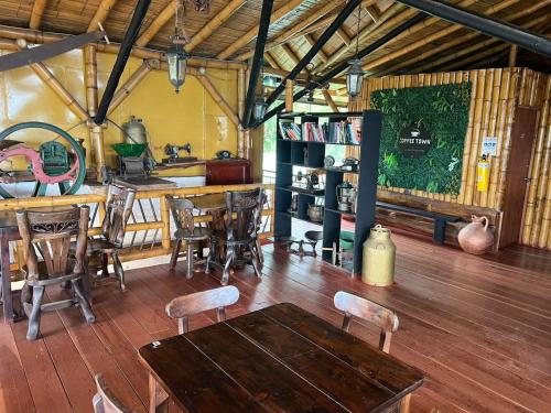 a room with a table and chairs and a library at Eco Hotel La Selecta Campestre in Pereira