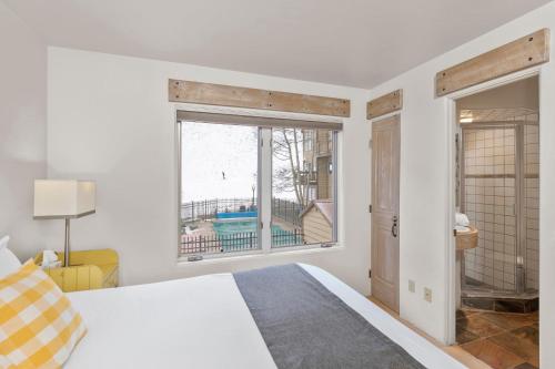 Habitación blanca con cama y ventana en Ski In Out 5 Minute Walk To Everything en Telluride