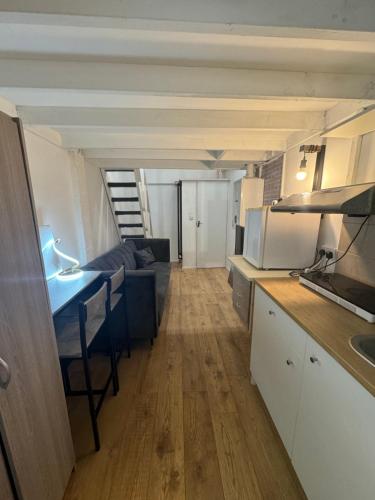 een kamer met een keuken en een woonkamer bij Duplex Studio 3 minute drive from Luton airport in Luton