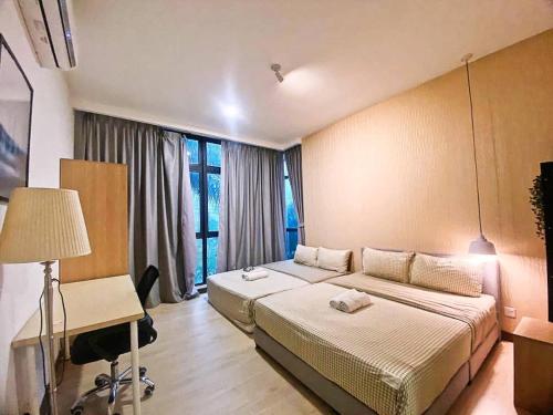 Cette chambre comprend un lit, un bureau et un lit. dans l'établissement ABHOME "FOUNTAIN SUITE" #GreenHaven #Olympic Pool #360"SeaView #JB, à Johor Bahru