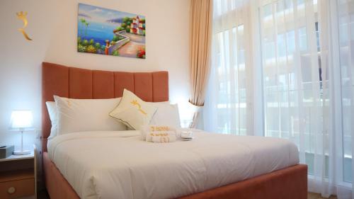 um quarto com uma cama e uma janela grande em Meadow 3BR Transit Modern Duplex Masdar City em Abu Dhabi
