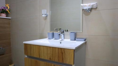 uma casa de banho com um lavatório e um espelho em Meadow 3BR Transit Modern Duplex Masdar City em Abu Dhabi