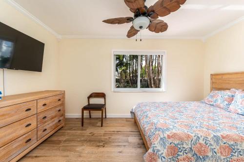 um quarto com uma cama e uma ventoinha de tecto em Massive Multi Family With Pool Near the Beach em Dania Beach