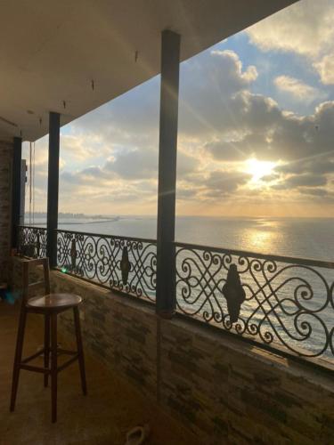 una vista sull'oceano dal balcone di una casa di لعشاق الفيو المفتوح بانوراما للبحر مباشر ad Alessandria d'Egitto