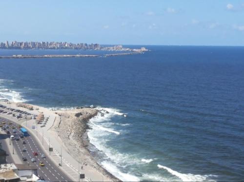 una vista aerea su una spiaggia e sull'oceano di لعشاق الفيو المفتوح بانوراما للبحر مباشر ad Alessandria d'Egitto