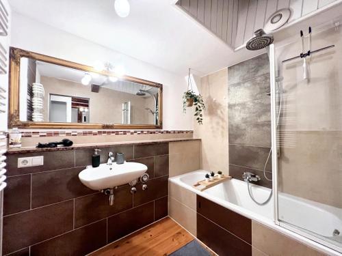 een badkamer met een wastafel, een bad en een spiegel bij BackHome - Fantastische Lage, SmartTV, Netflix, 50qm, 24h Checkin - Apartment 5 in Schwäbisch Hall