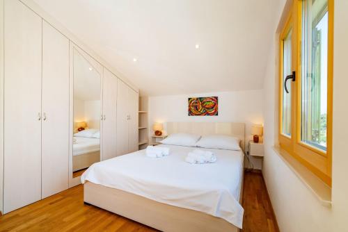 Postel nebo postele na pokoji v ubytování Apartments Lucija