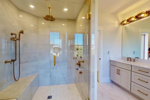 賴茨維爾比奇的住宿－Oceans 12，带淋浴和盥洗盆的浴室