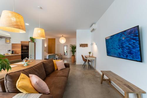 sala de estar con sofá marrón y mesa en Loft con piscina privada climatizada a 5' del Museo Dalí en Figueres