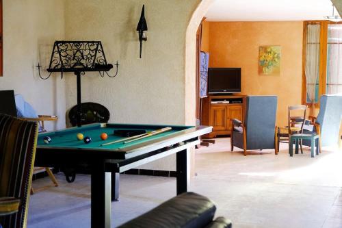 - un salon avec un billard dans l'établissement Maison en Provence au bord de la rivière, à Montfrin