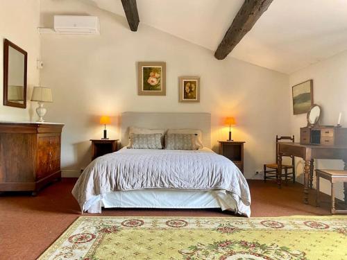 1 dormitorio con cama y piano en Maison en Provence au bord de la rivière, en Montfrin