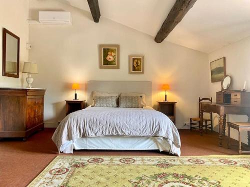 une chambre avec un lit et un piano dans l'établissement Maison en Provence au bord de la rivière, à Montfrin