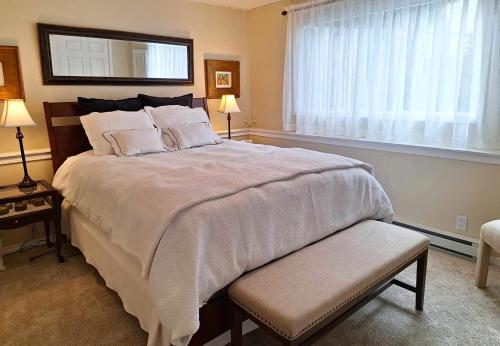 Un dormitorio con una cama grande y una ventana en An Oasis By The Bay, en Cowichan Bay