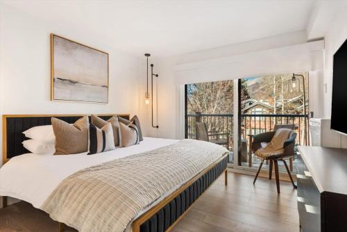 een slaapkamer met een groot bed en een balkon bij New Listing Renovated 2 BR w AC in Aspen