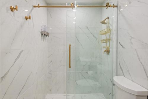 een badkamer met een glazen douche en een toilet bij New Listing Renovated 2 BR w AC in Aspen