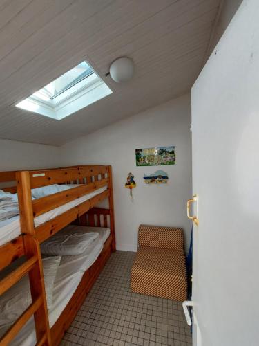 une chambre avec deux lits superposés et une fenêtre dans l'établissement Maison les sables d'olonne, à Les Sables-dʼOlonne