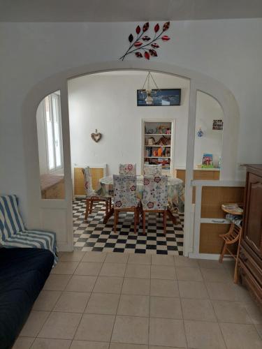 un salon avec une table et un canapé dans l'établissement Maison les sables d'olonne, à Les Sables-dʼOlonne