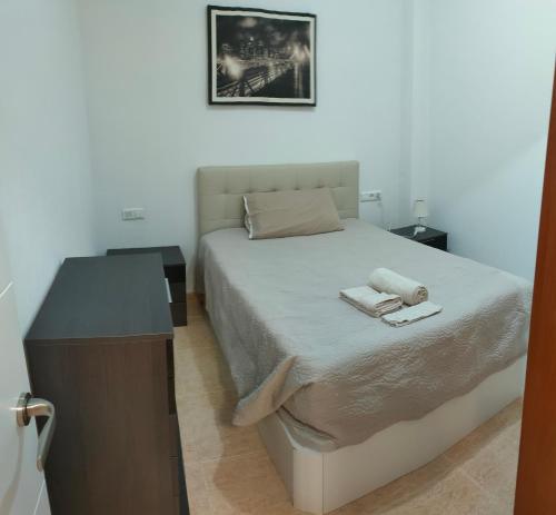 Habitación pequeña con cama y escritorio. en Málaga Jerez, en Málaga