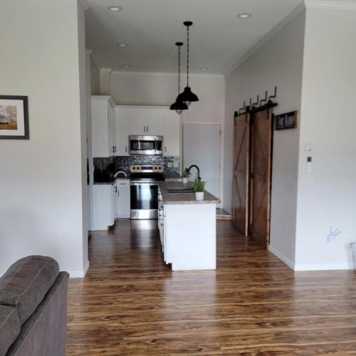 cocina abierta y sala de estar con suelo de madera en Riverview in Fort Madison, en Fort Madison