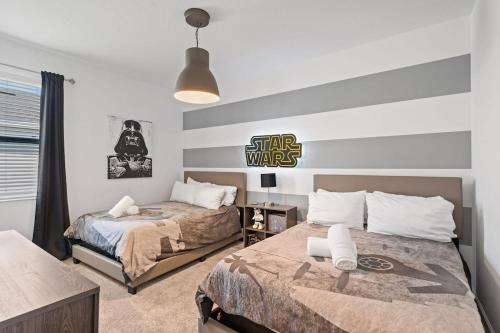 Beautiful & Spacious 3-Bed Condo Champions Gate tesisinde bir odada yatak veya yataklar